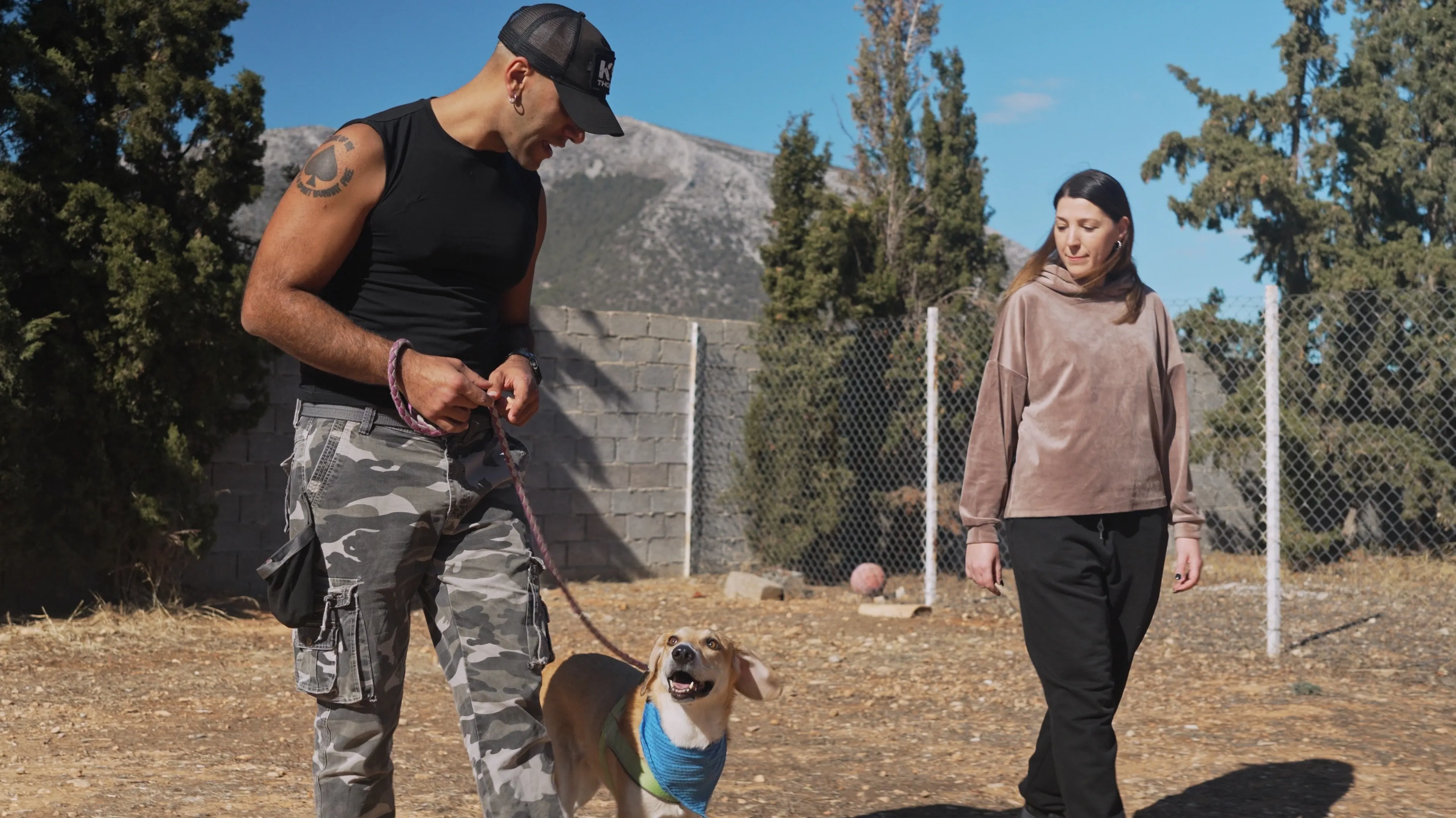 Φωτογραφία του εκπαιδευτή σκύλων Πέτρου Μητσάκου με εκπαιδευόμενή του και ένα σκύλο